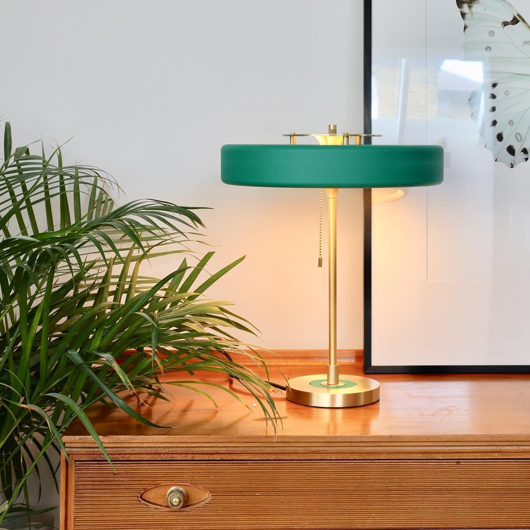 Stolní lampa Revolve — vypínač na tahací řetízek