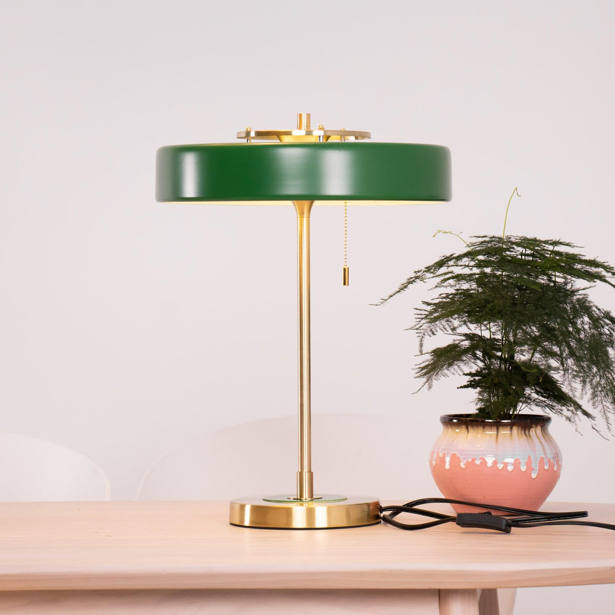 Stolní lampa Revolve — vypínač na tahací řetízek