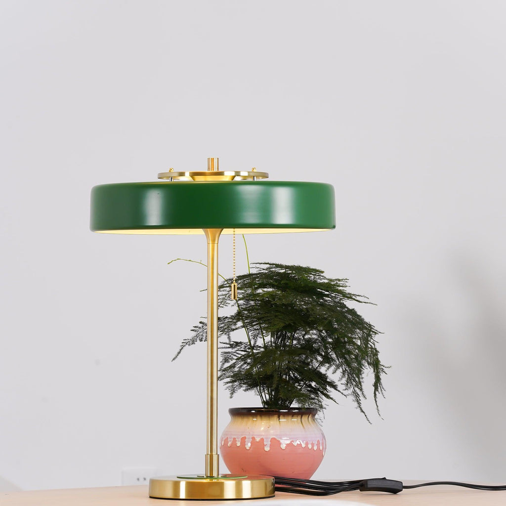 Stolní lampa Revolve — vypínač na tahací řetízek