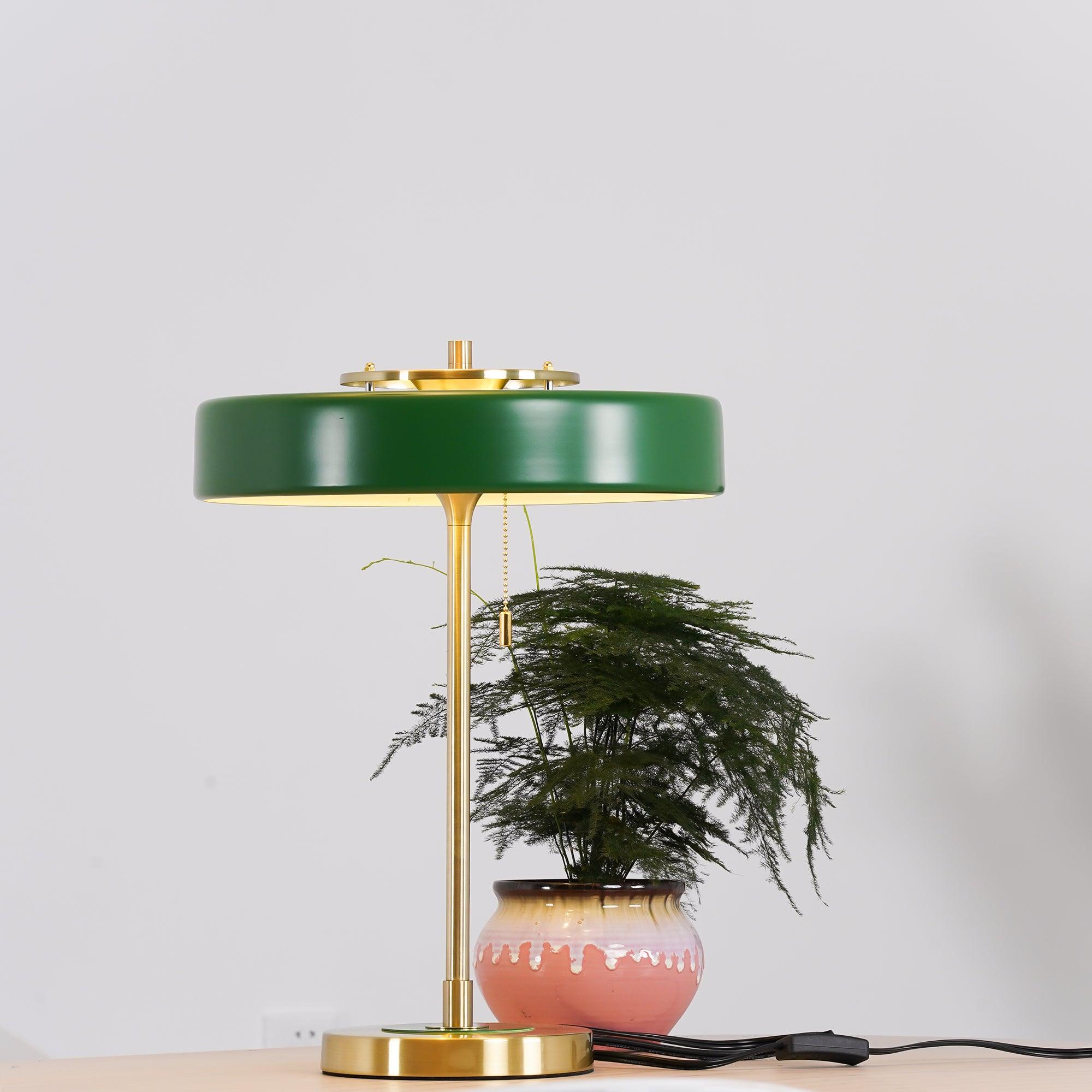 Stolní lampa Revolve — vypínač na tahací řetízek