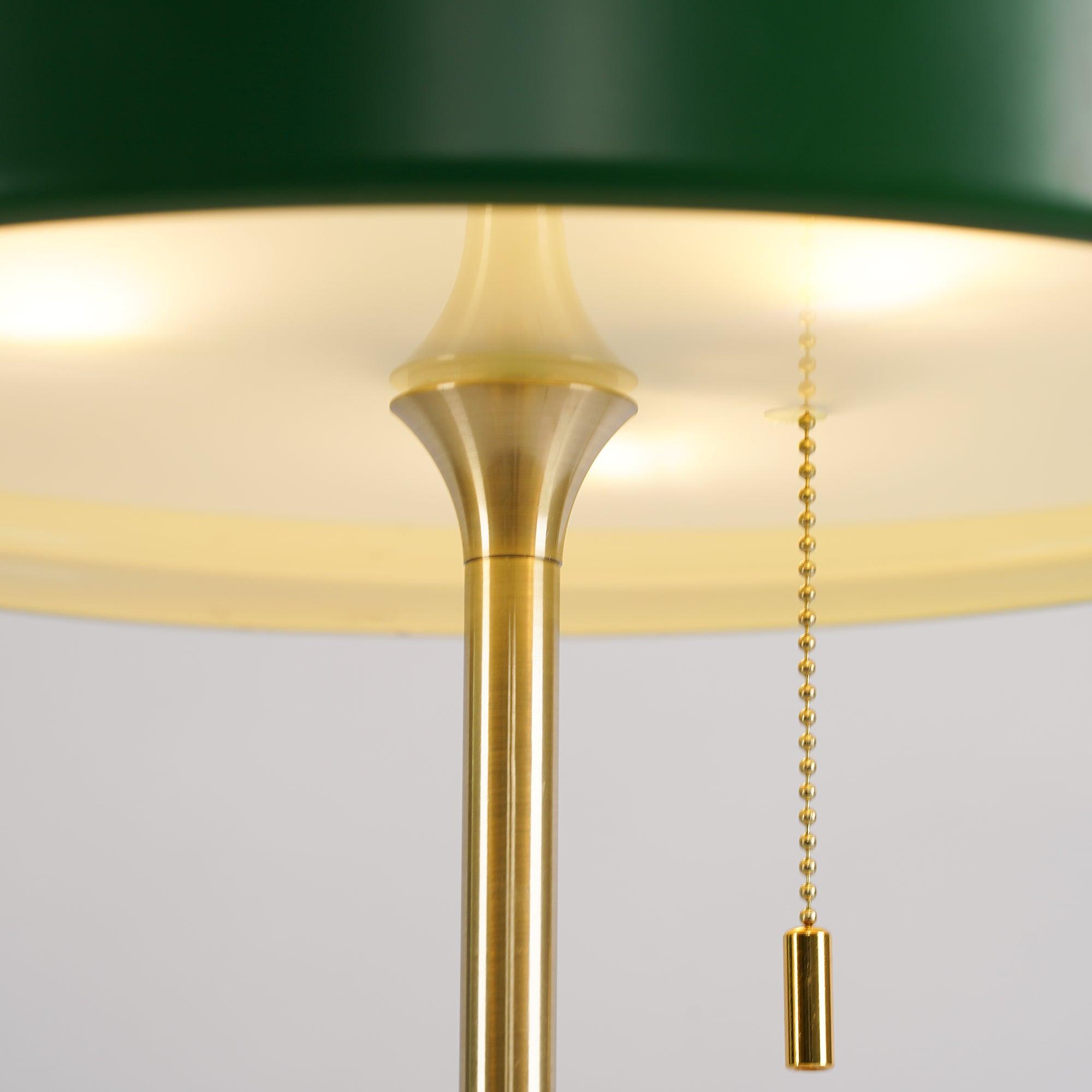 Stolní lampa Revolve — vypínač na tahací řetízek