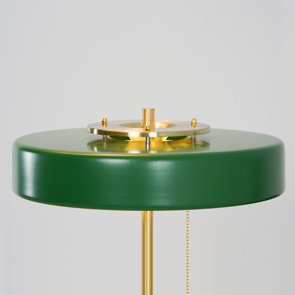 Stolní lampa Revolve — vypínač na tahací řetízek