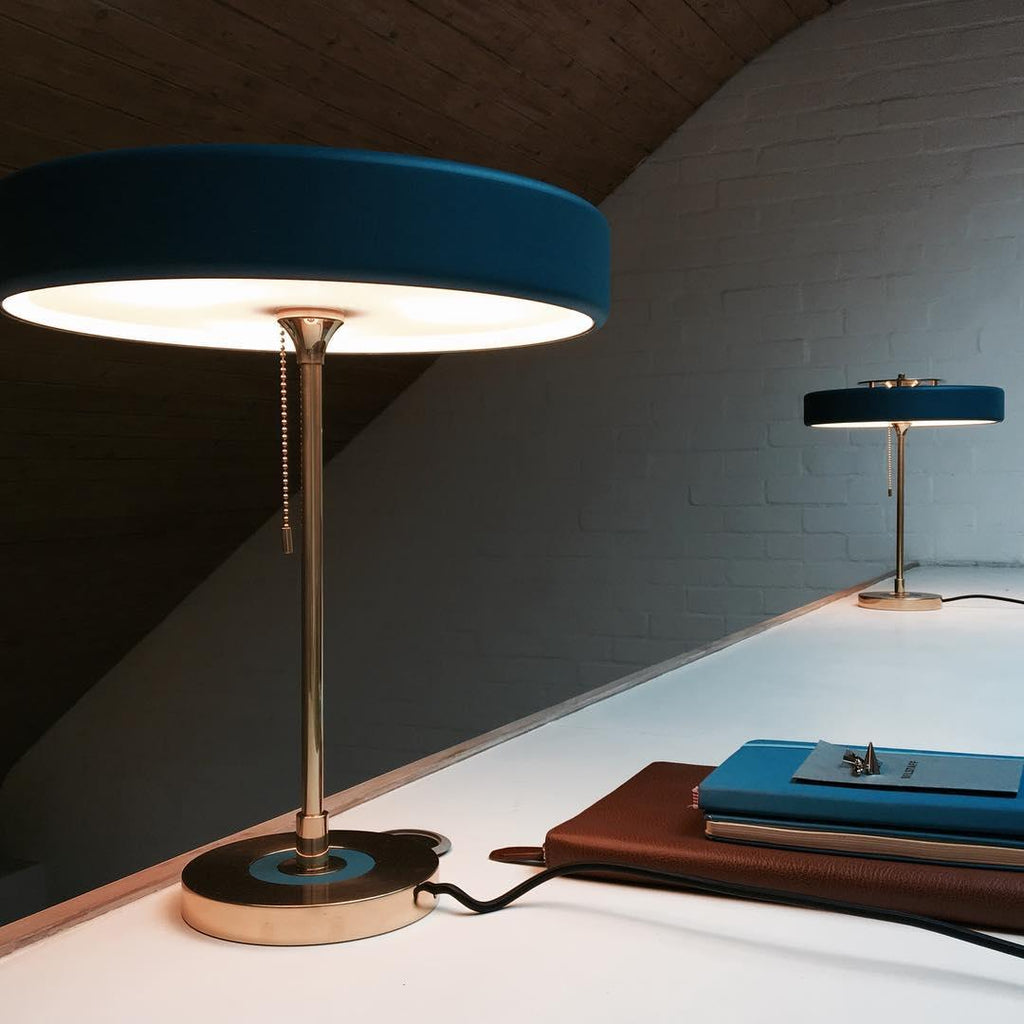 Stolní lampa Revolve — vypínač na tahací řetízek