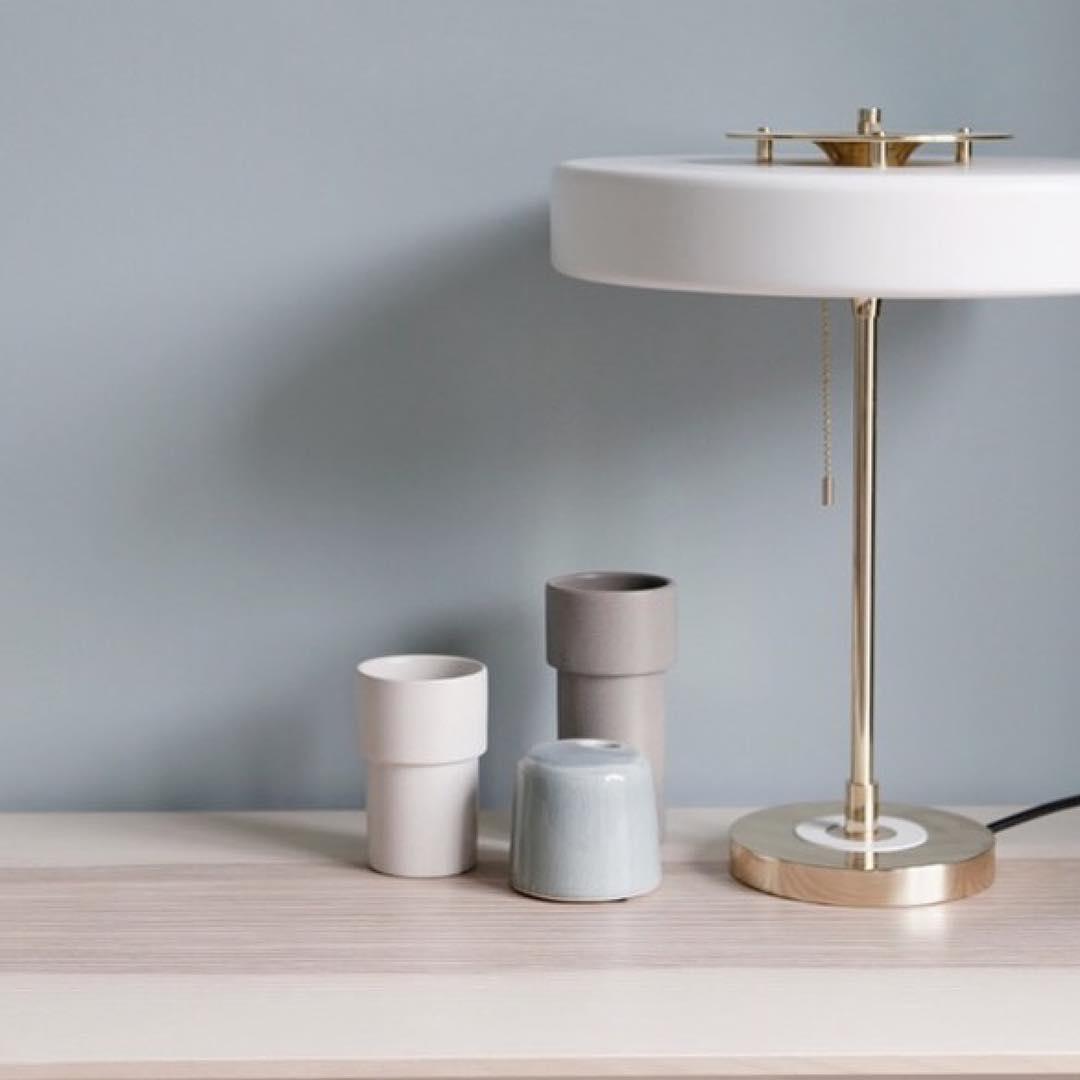 Stolní lampa Revolve — vypínač na tahací řetízek