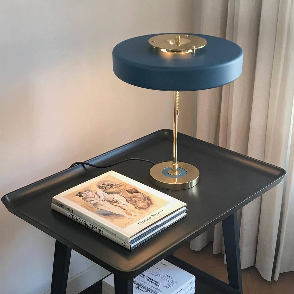 Stolní lampa Revolve — vypínač na tahací řetízek