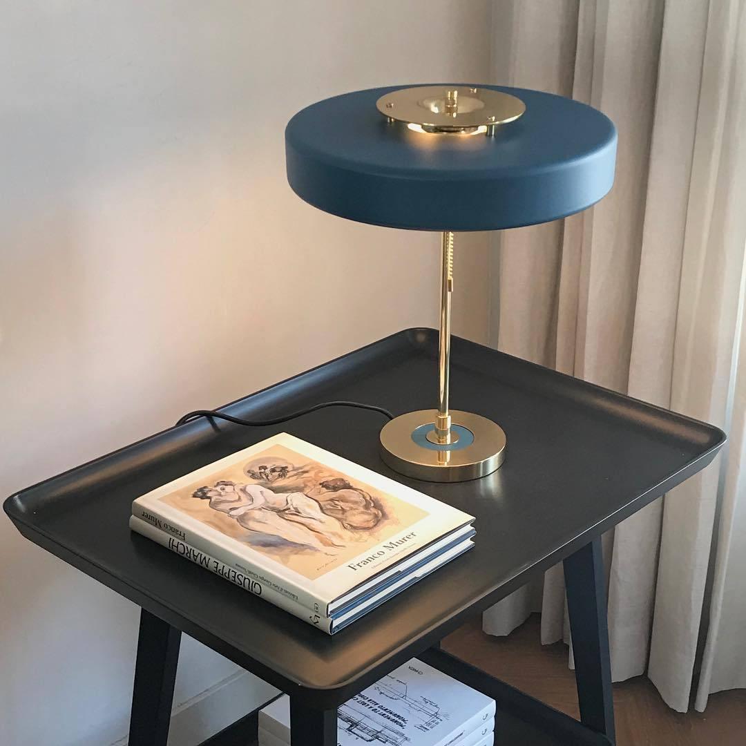 Stolní lampa Revolve — vypínač na tahací řetízek