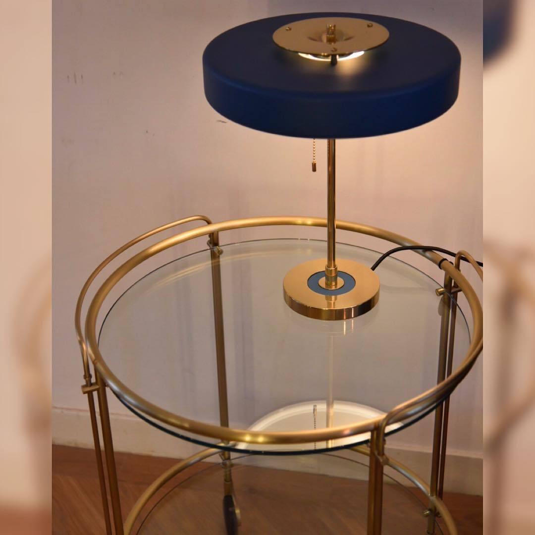 Stolní lampa Revolve — vypínač na tahací řetízek