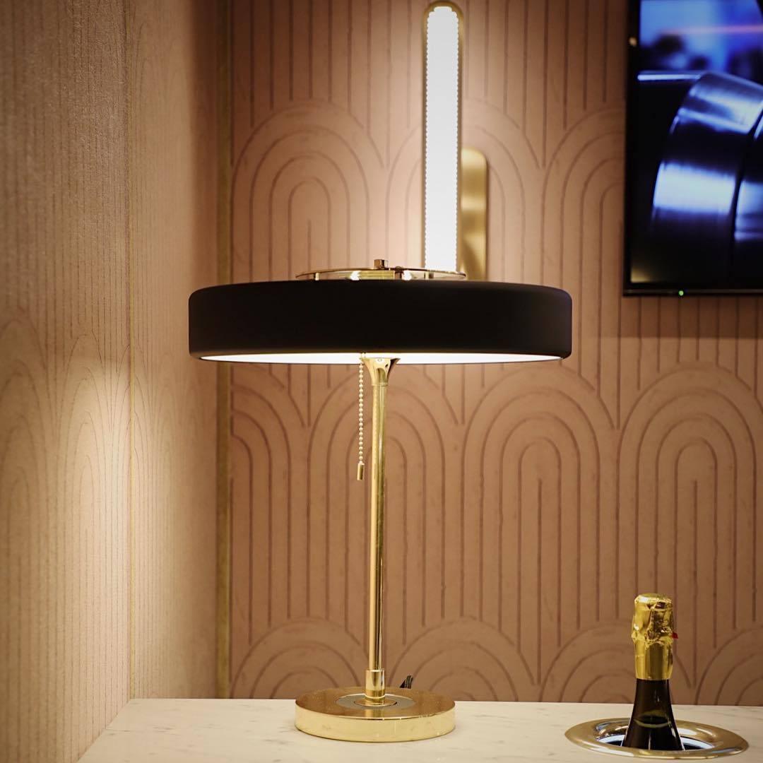 Stolní lampa Revolve — vypínač na tahací řetízek