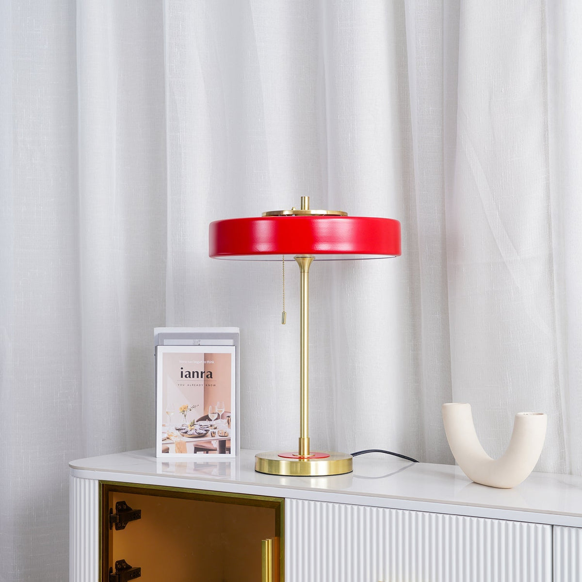 Stolní lampa Revolve — vypínač na tahací řetízek