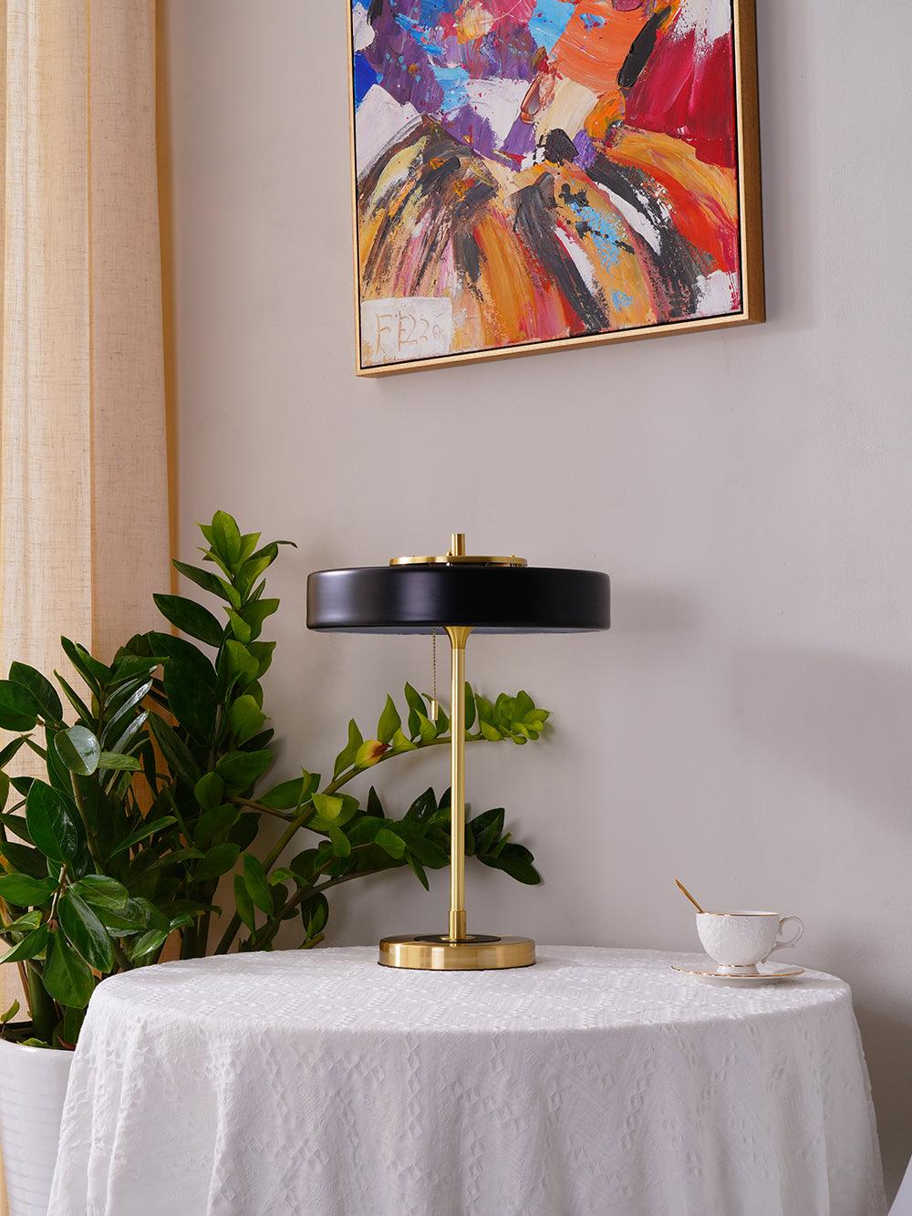 Stolní lampa Revolve — vypínač na tahací řetízek