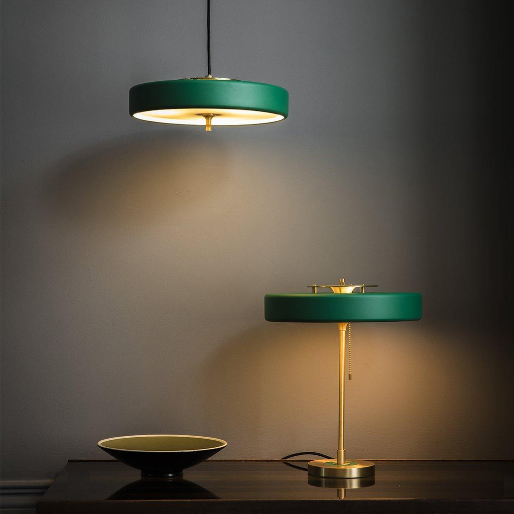 Stolní lampa Revolve — vypínač na tahací řetízek