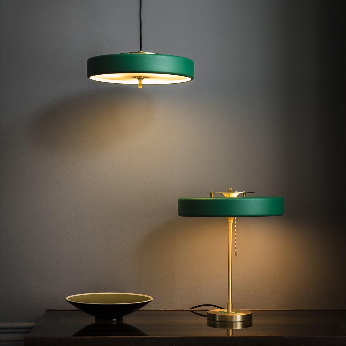 Stolní lampa Revolve — vypínač na tahací řetízek