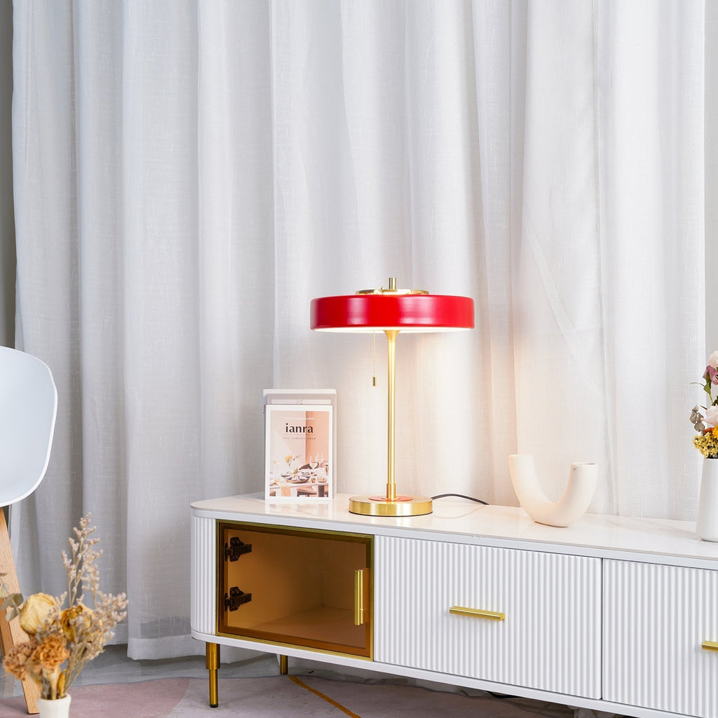 Stolní lampa Revolve — vypínač na tahací řetízek