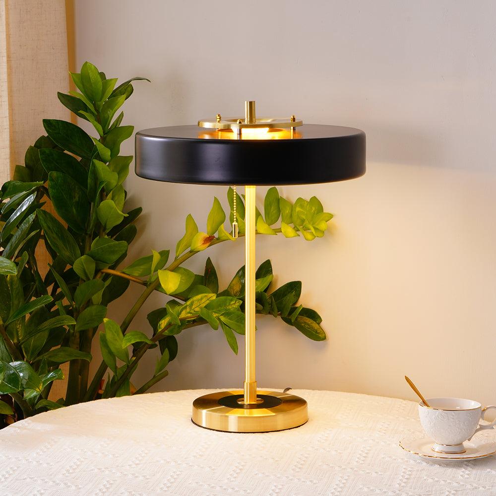 Stolní lampa Revolve — vypínač na tahací řetízek