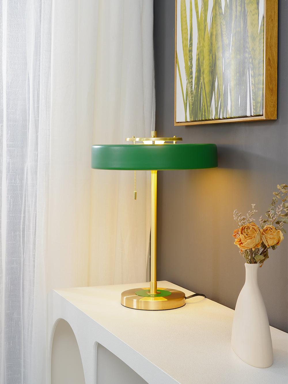 Stolní lampa Revolve — vypínač na tahací řetízek