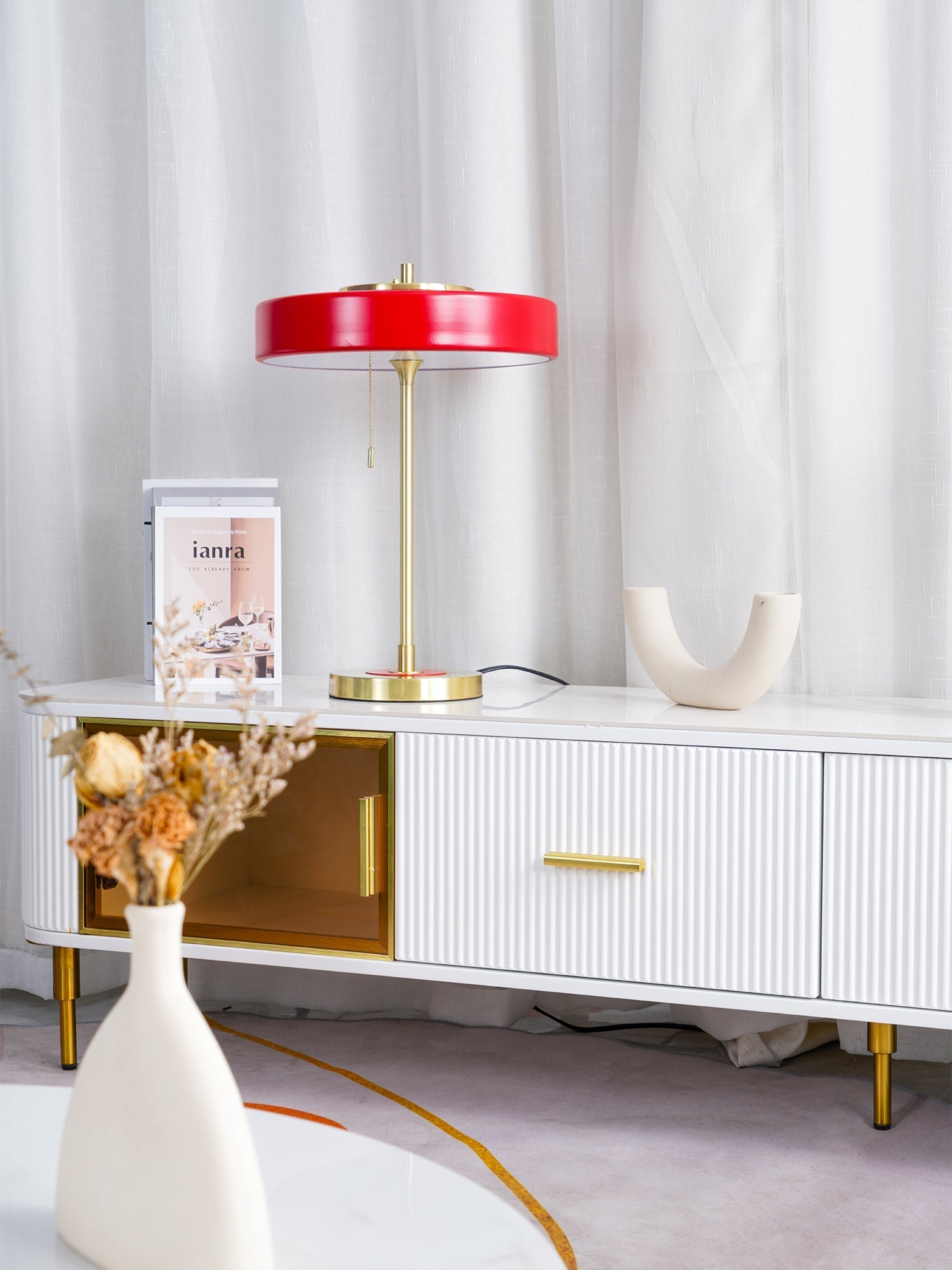 Stolní lampa Revolve — vypínač na tahací řetízek