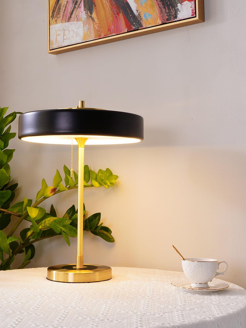 Stolní lampa Revolve — vypínač na tahací řetízek