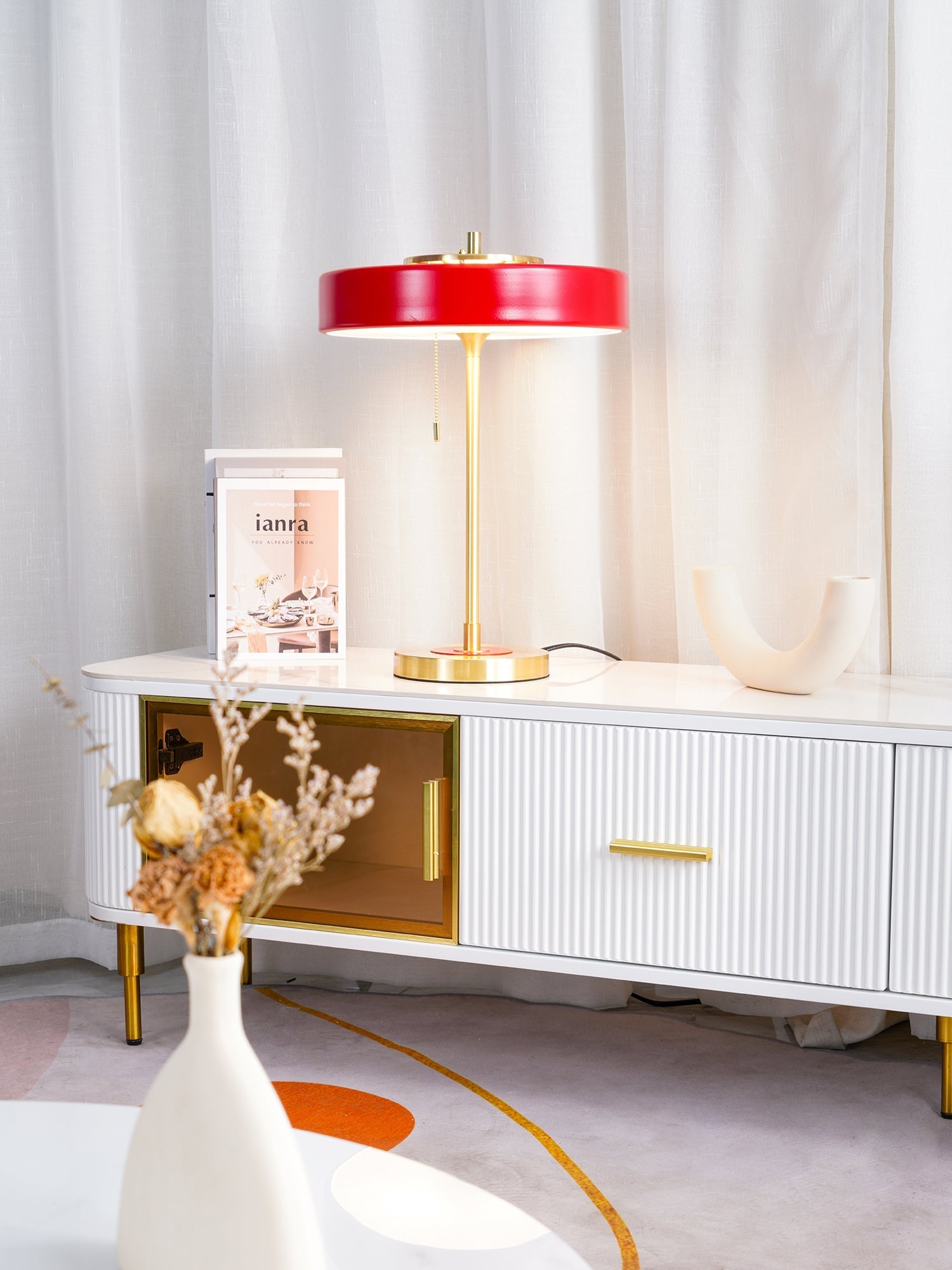 Stolní lampa Revolve — vypínač na tahací řetízek