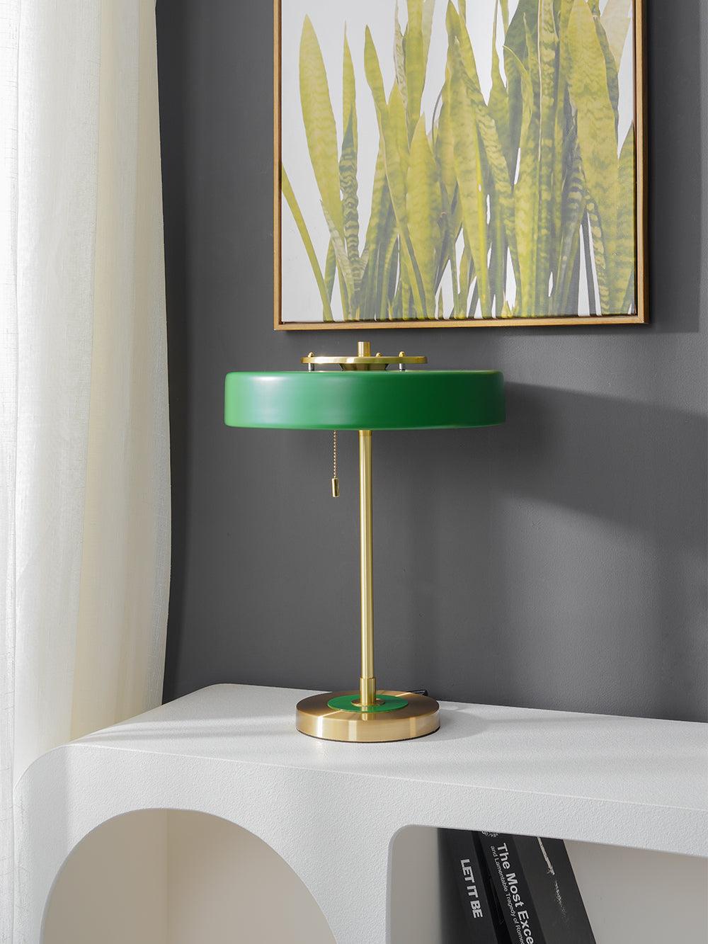 Stolní lampa Revolve — vypínač na tahací řetízek