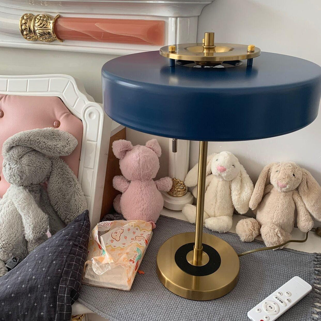 Stolní lampa Revolve — vypínač na tahací řetízek