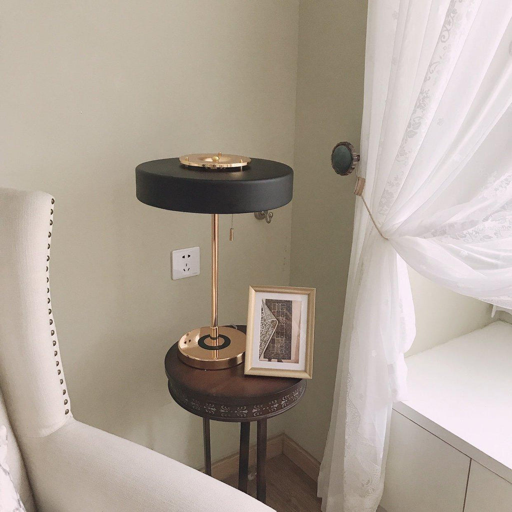 Stolní lampa Revolve — vypínač na tahací řetízek