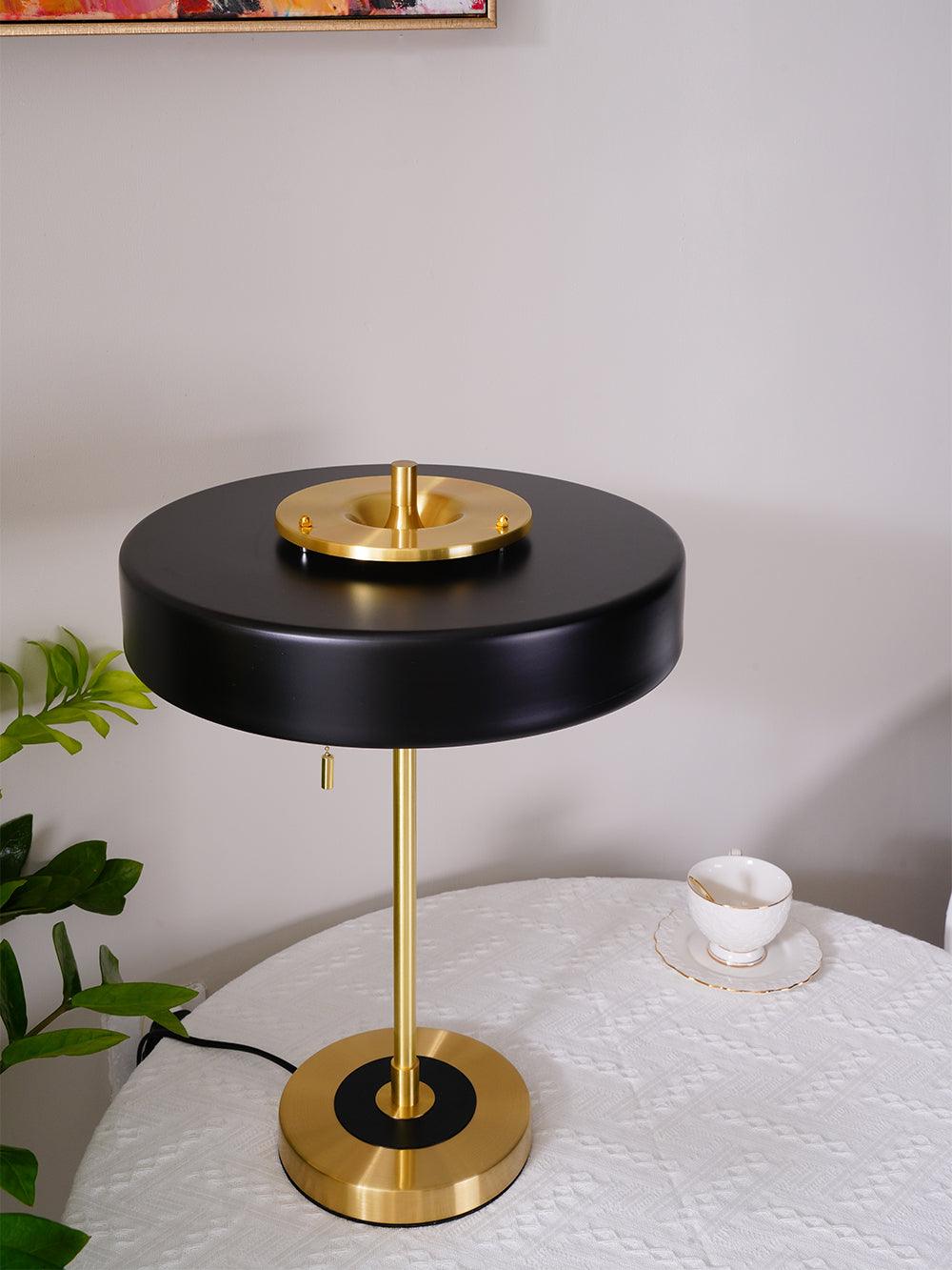 Stolní lampa Revolve — vypínač na tahací řetízek