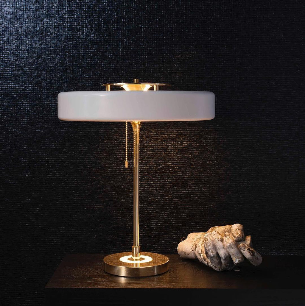 Stolní lampa Revolve — vypínač na tahací řetízek