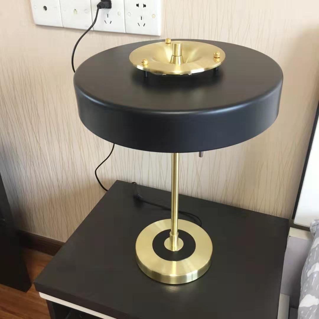 Stolní lampa Revolve — vypínač na tahací řetízek