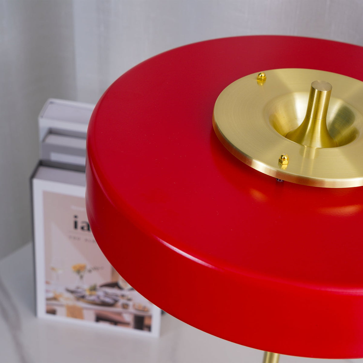 Stolní lampa Revolve — vypínač na tahací řetízek