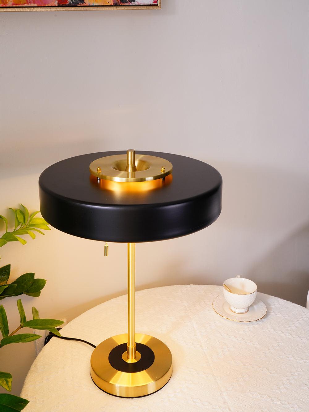 Stolní lampa Revolve — vypínač na tahací řetízek