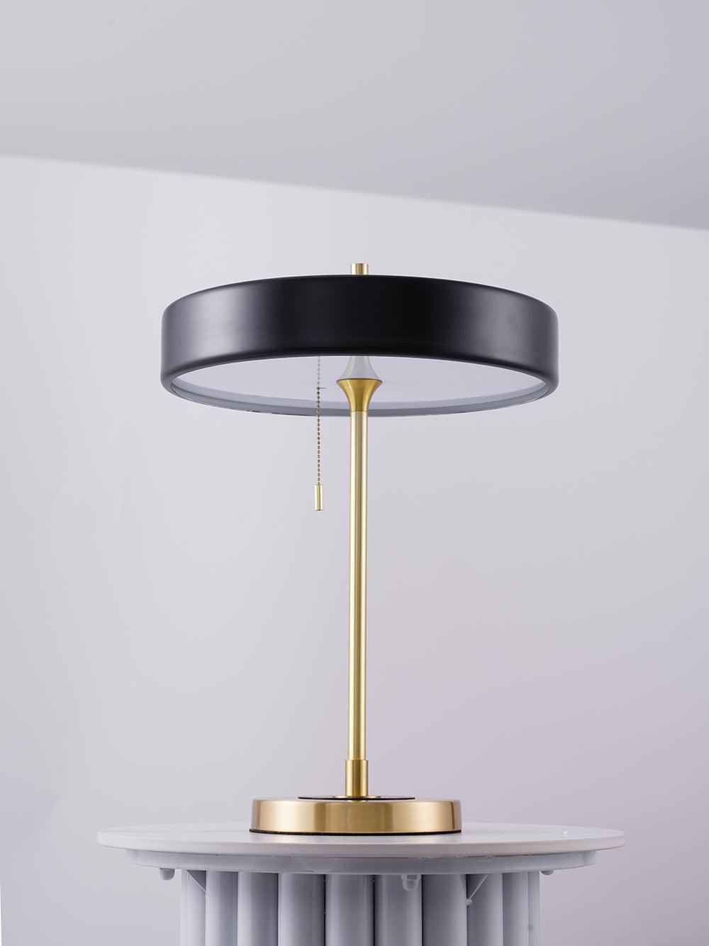 Stolní lampa Revolve — vypínač na tahací řetízek