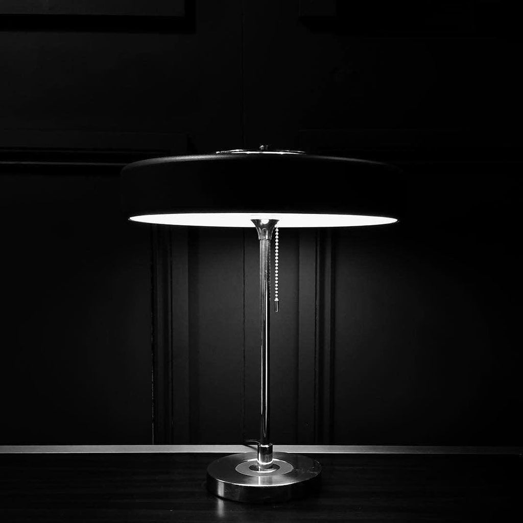 Stolní lampa Revolve — vypínač na tahací řetízek