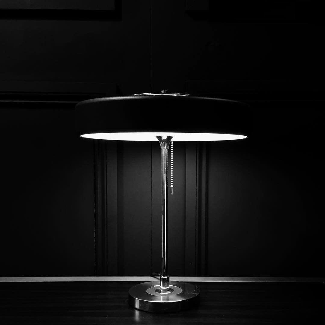 Stolní lampa Revolve — vypínač na tahací řetízek