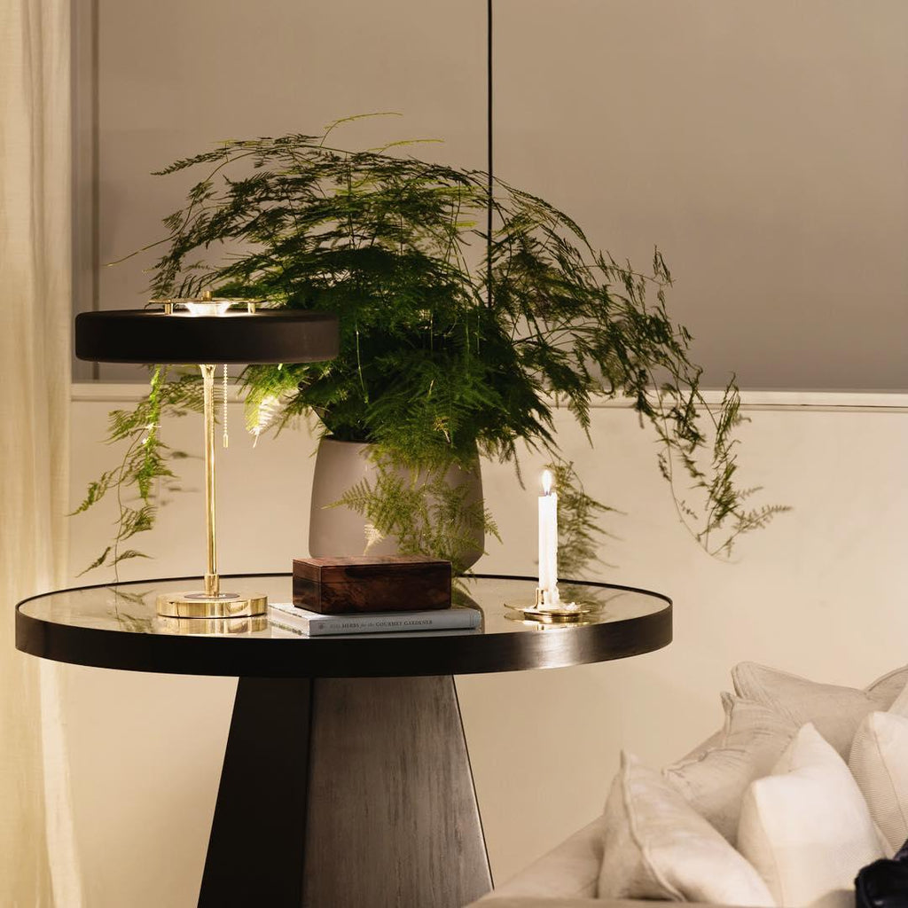 Stolní lampa Revolve — vypínač na tahací řetízek