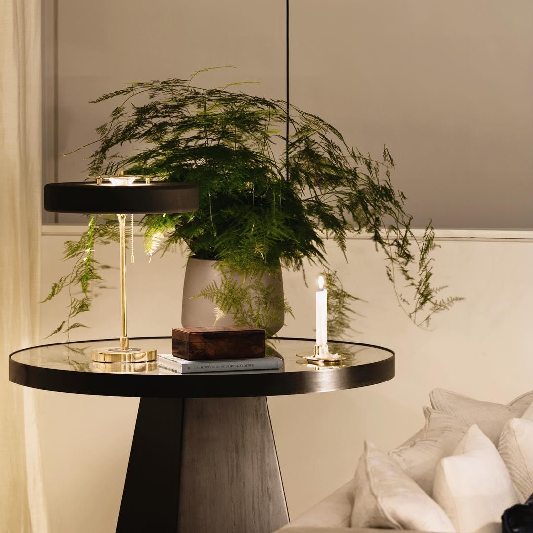 Stolní lampa Revolve — vypínač na tahací řetízek