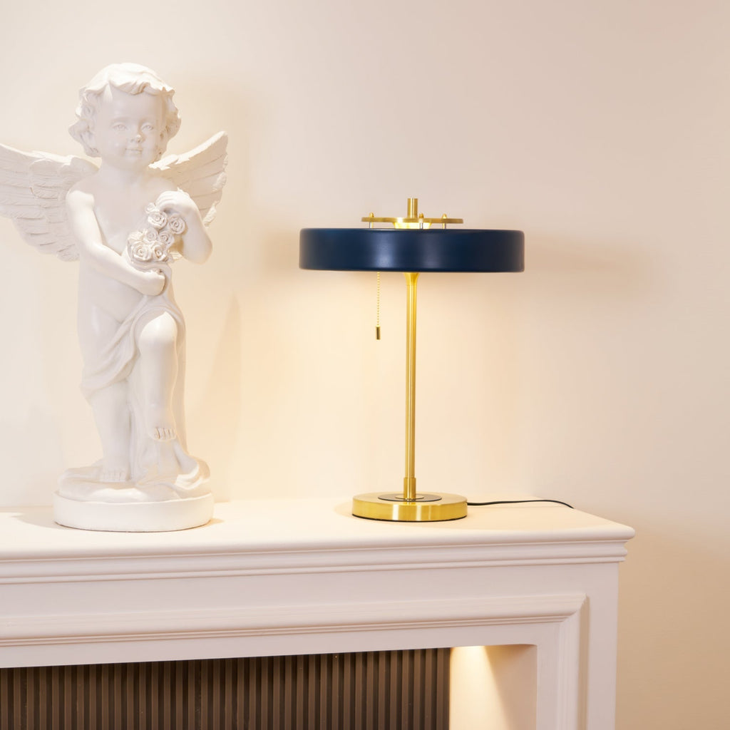 Stolní lampa Revolve — vypínač na tahací řetízek