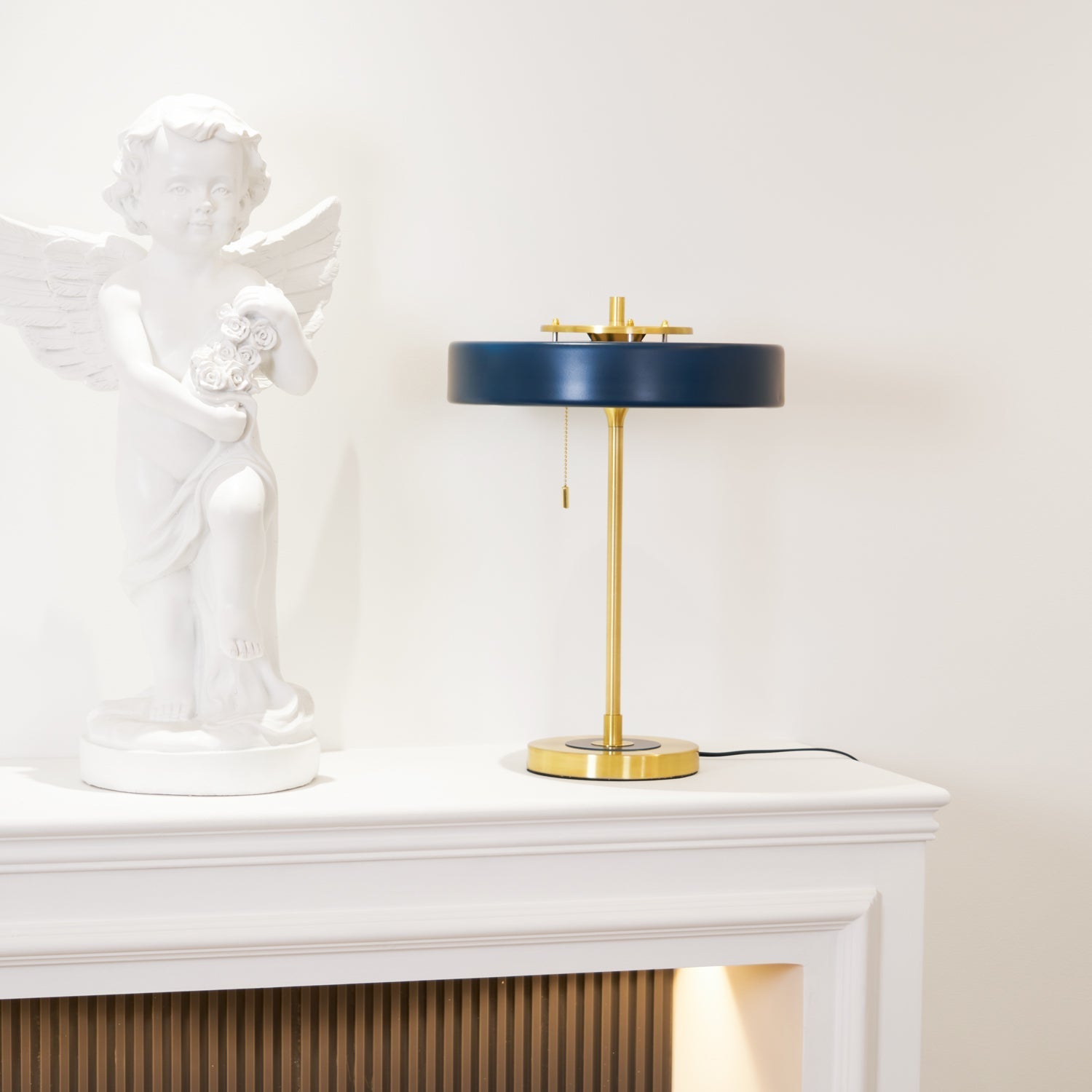 Stolní lampa Revolve — vypínač na tahací řetízek