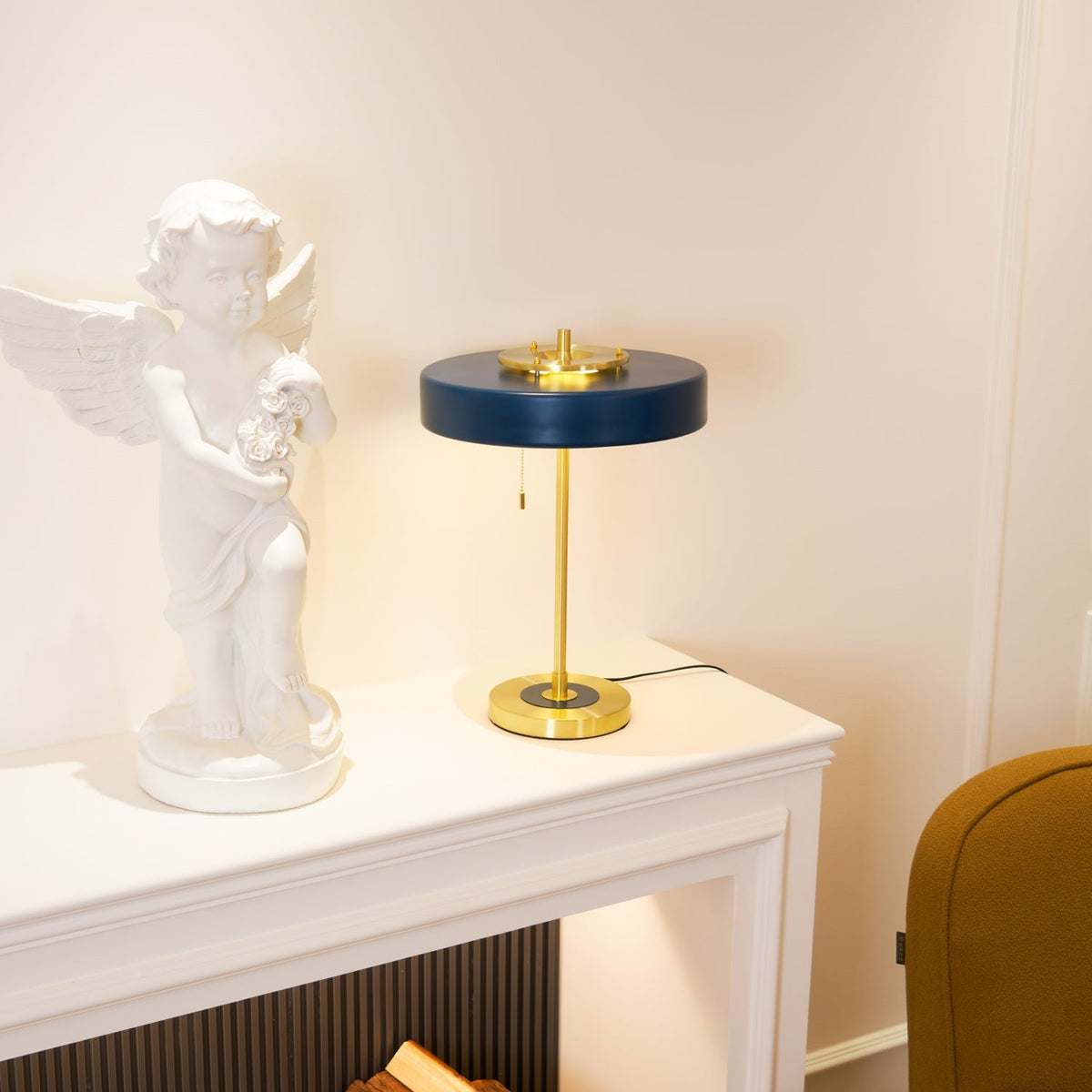 Stolní lampa Revolve — vypínač na tahací řetízek