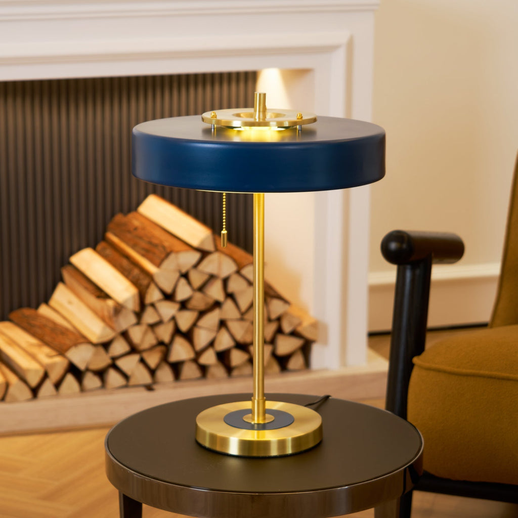 Stolní lampa Revolve — vypínač na tahací řetízek