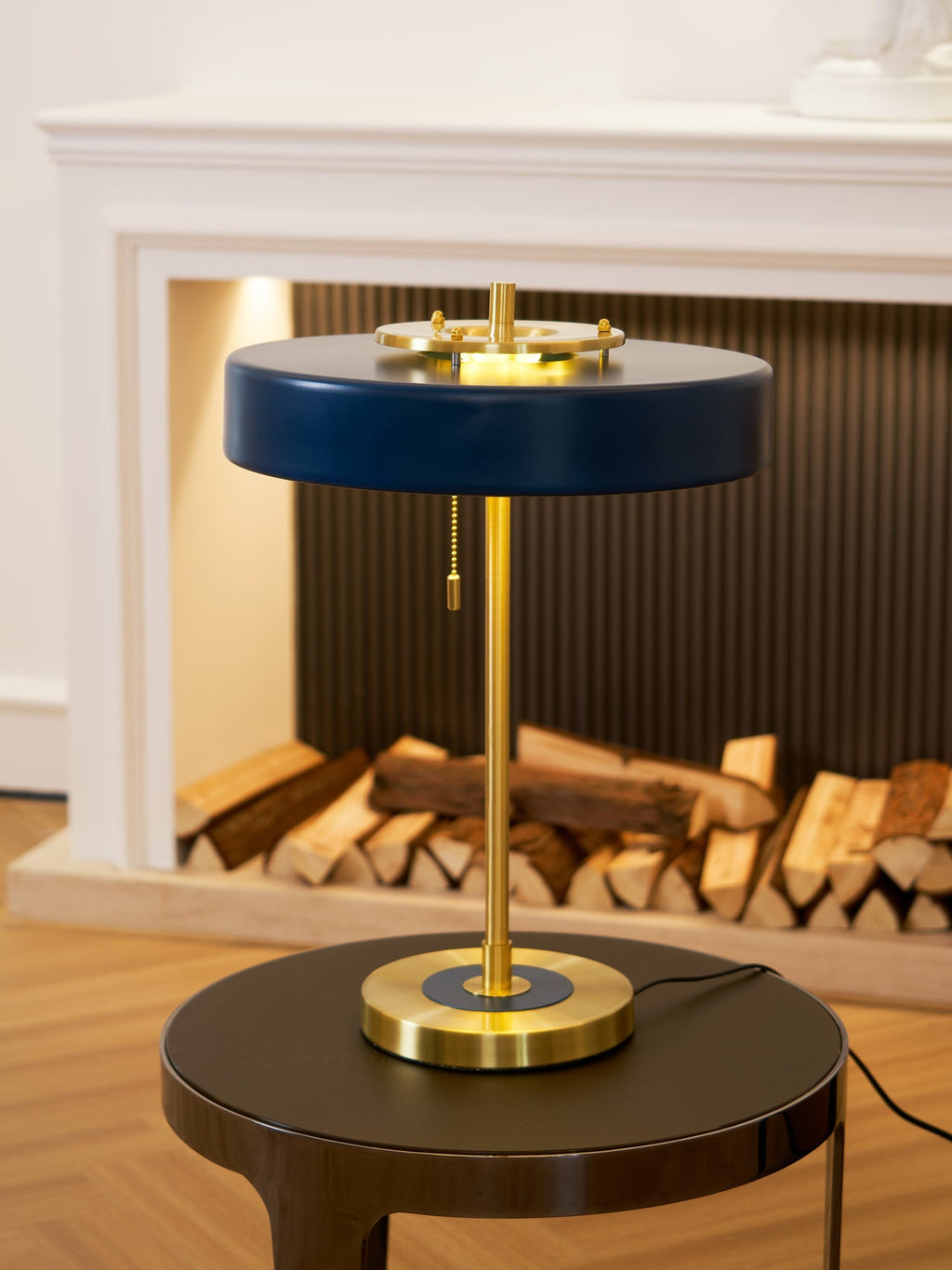 Stolní lampa Revolve — vypínač na tahací řetízek