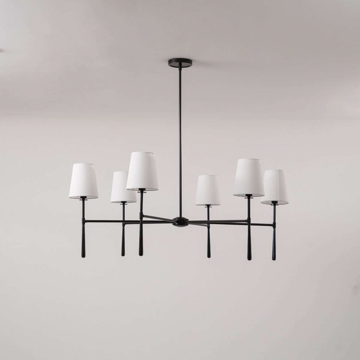 Valea ljuskronhuvud 4/6 - avsmalnande pendellampa i midcentury-stil