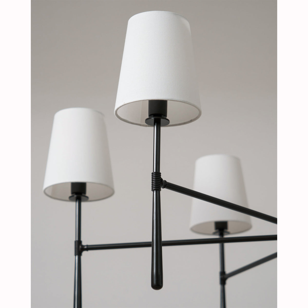 Valea ljuskronhuvud 4/6 - avsmalnande pendellampa i midcentury-stil