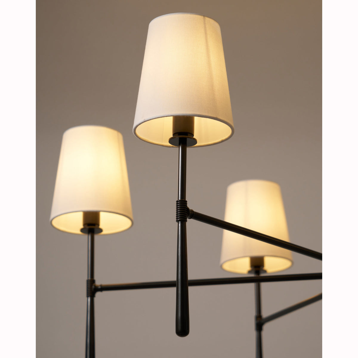 Valea ljuskronhuvud 4/6 - avsmalnande pendellampa i midcentury-stil