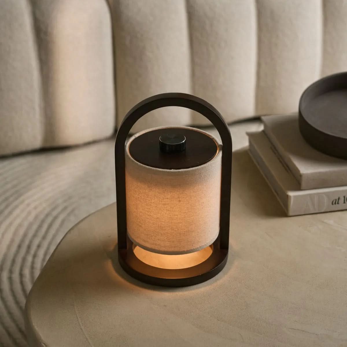 Lámpara de mesa LED inalámbrica LumaOak para hogares elegantes, con 3 modos y batería de 100 horas