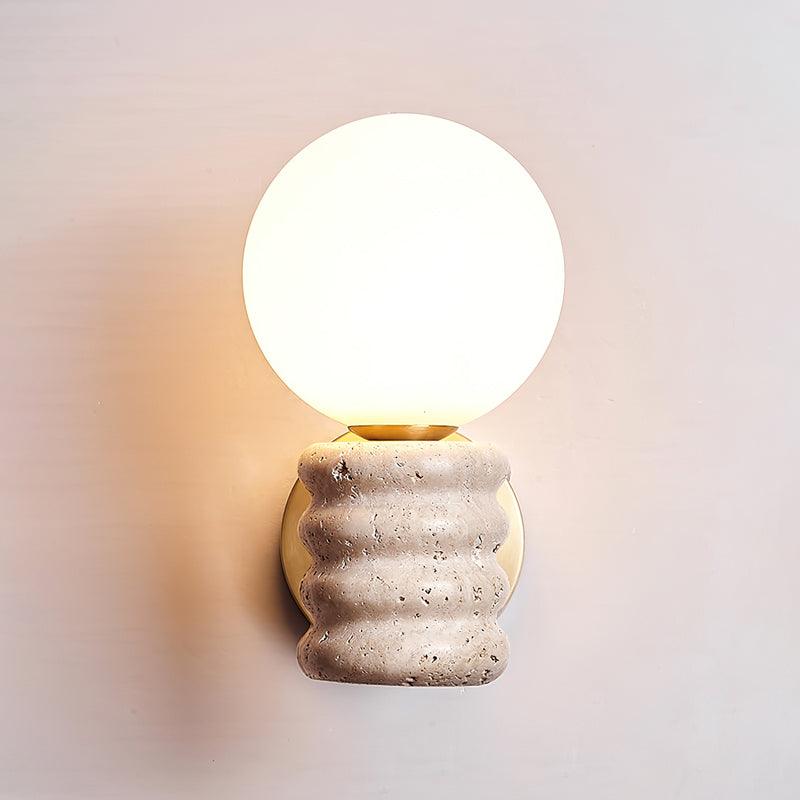 Nowoczesna lampa ścienna Romus — wykończenie z naturalnego trawertynu