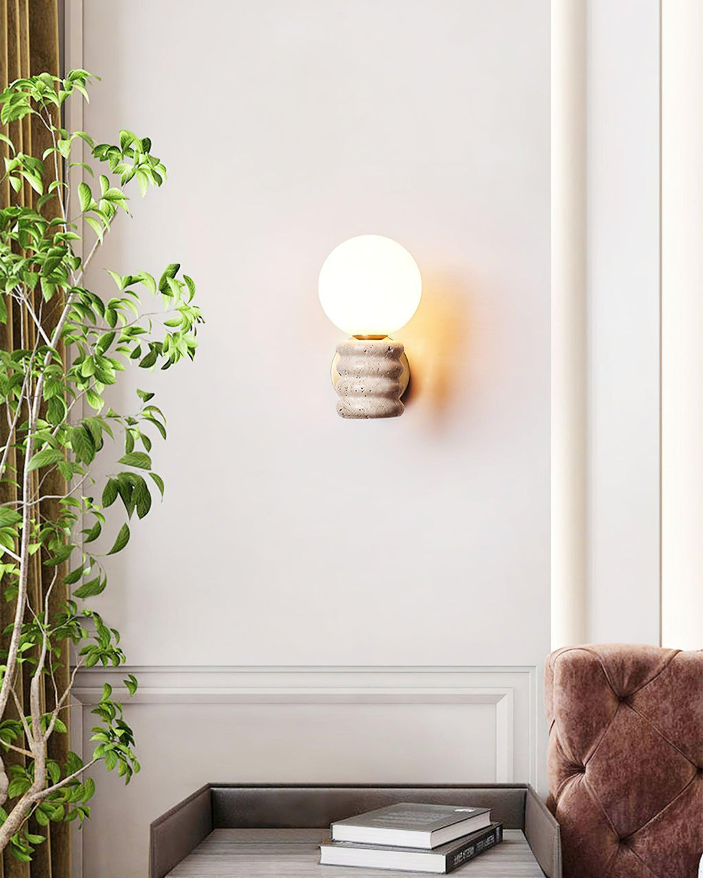 Nowoczesna lampa ścienna Romus — wykończenie z naturalnego trawertynu