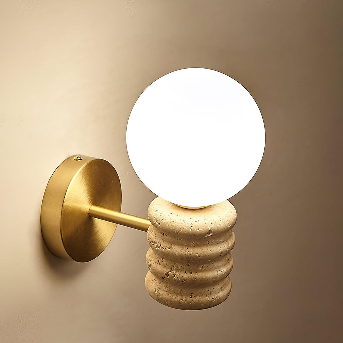 Nowoczesna lampa ścienna Romus — wykończenie z naturalnego trawertynu