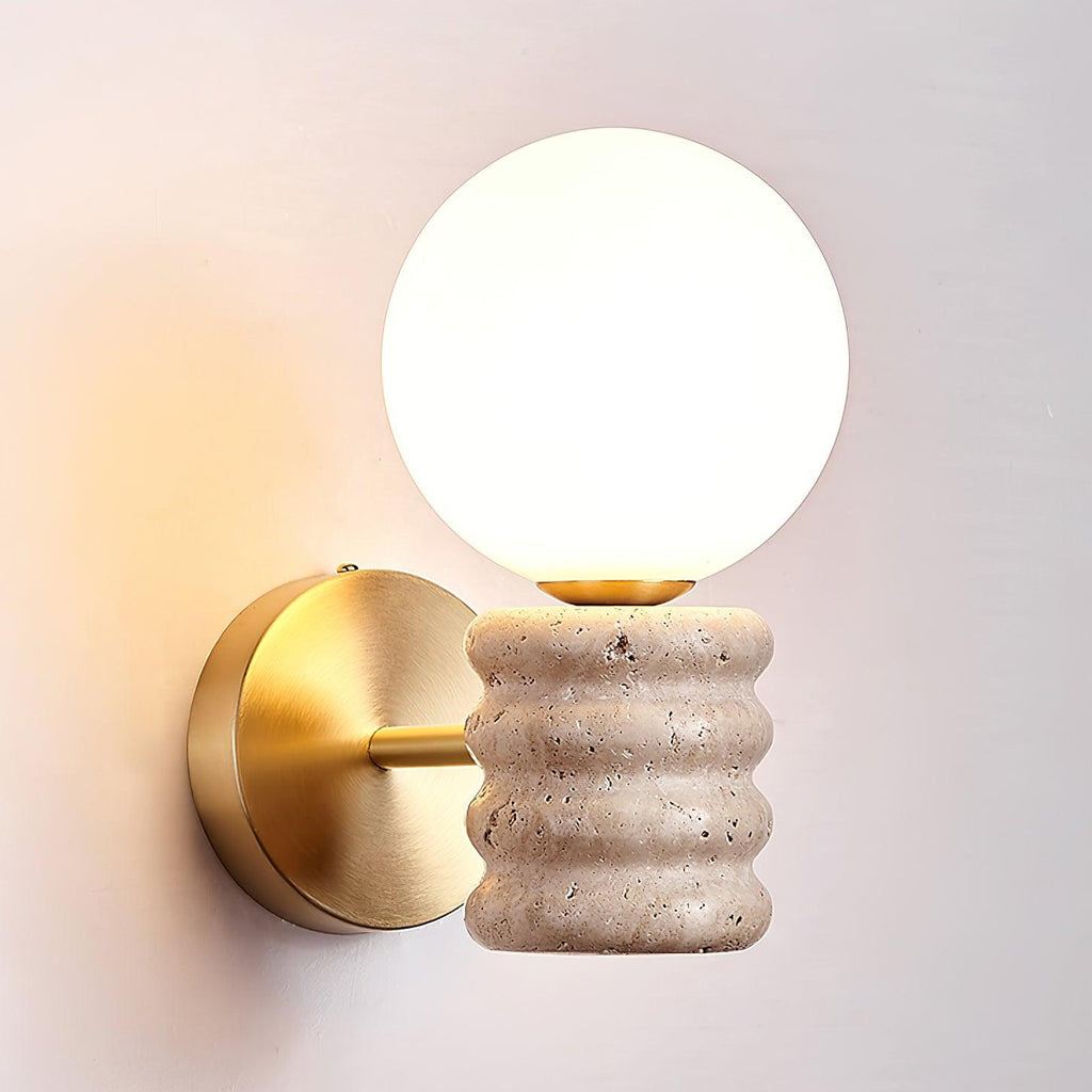 Nowoczesna lampa ścienna Romus — wykończenie z naturalnego trawertynu
