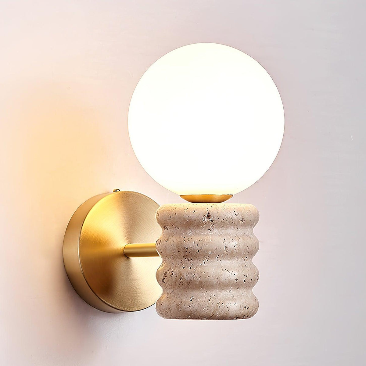 Nowoczesna lampa ścienna Romus — wykończenie z naturalnego trawertynu