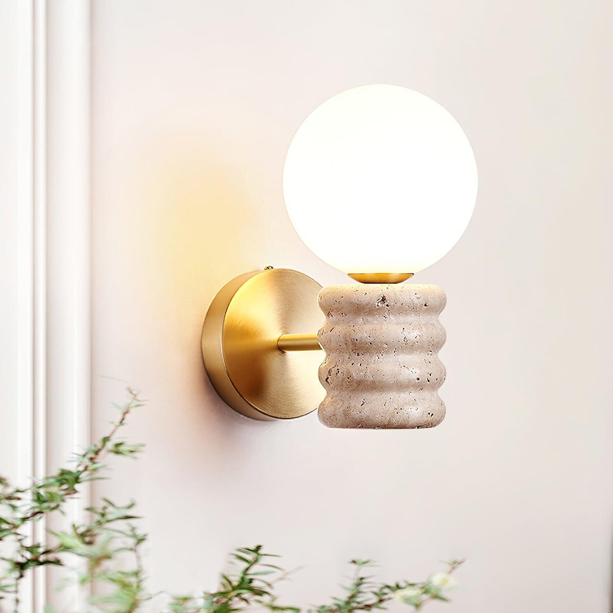 Nowoczesna lampa ścienna Romus — wykończenie z naturalnego trawertynu